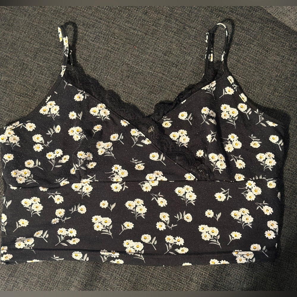 Cropped v-lace crop top